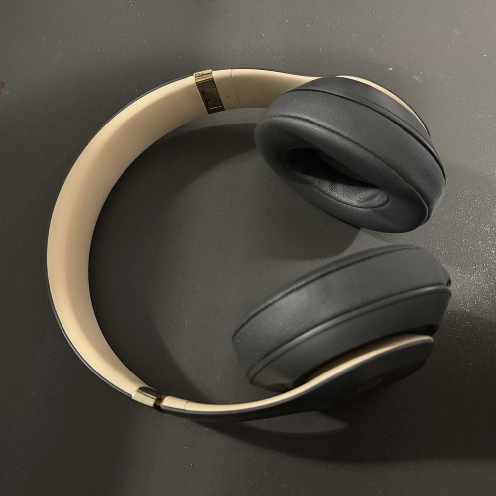 Beats Solo 3, Noise Cancellation. Worn once and didn’t like them. - Picture 4 of 4